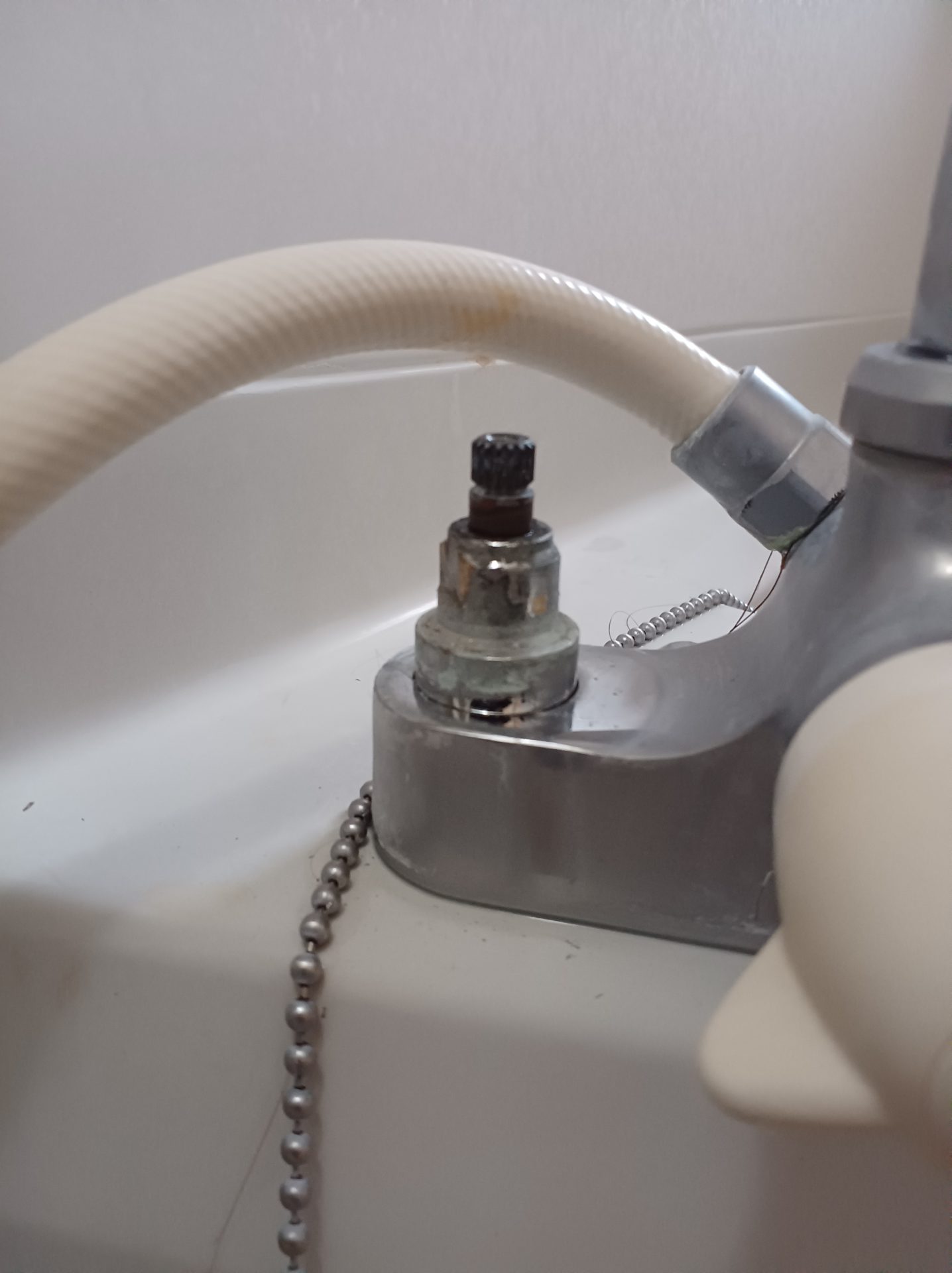 お風呂や洗面所の水道の栓の水漏れ修理、パッキンの交換
